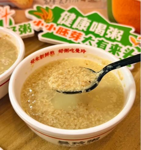 粥品赛道跨界新尝试：曼玲粥联名金龙鱼推出谷物粥系列