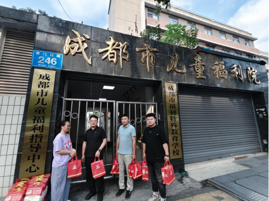 用温暖守护童心，曼玲集团赴成都市儿童福利院开展爱心慰问活动