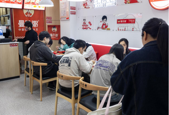 ​​后厨“看得见”：曼玲粥已超1700家门店明厨亮灶筑牢食品安全防线