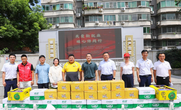 一缕清凉慰辛劳 | 曼玲集团携手九江银行开展“关爱新就业 暖心伴同行”公益活动